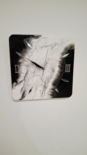Ceas de Perete Handmade din Rășină Epoxidică (Black & White),